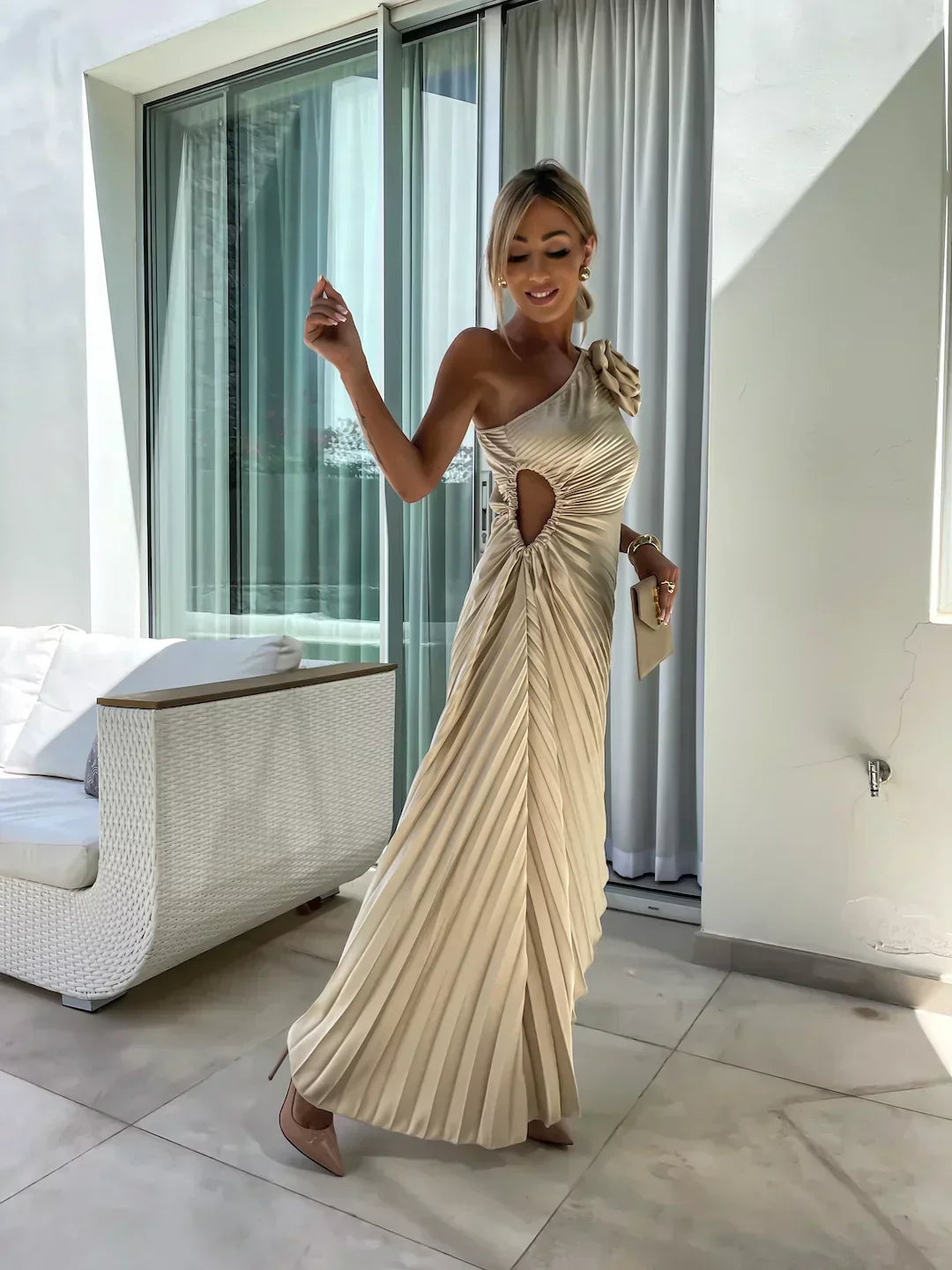 Lizbeth - Sukienka Maxi z Kwiatowym Ramiączkiem