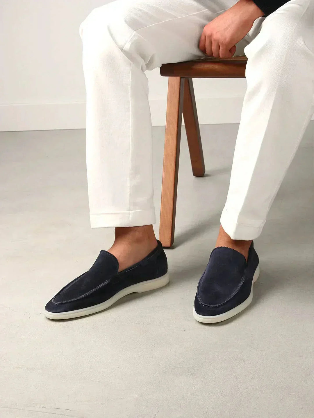 Klasyczne zamszowe loafersy w kolorze granatowym