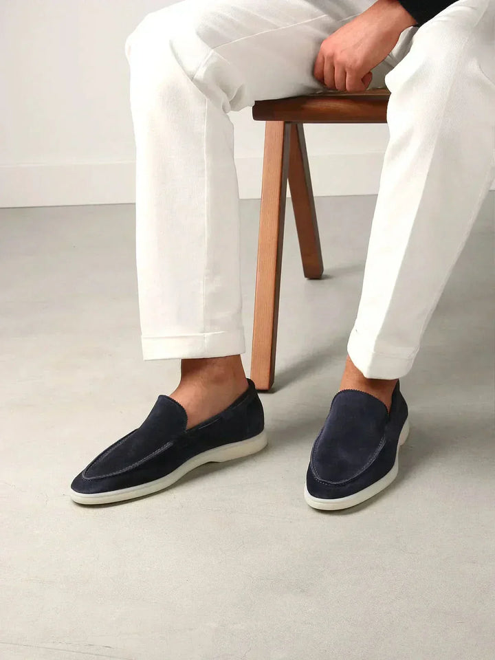 Klasyczne zamszowe loafersy w kolorze granatowym