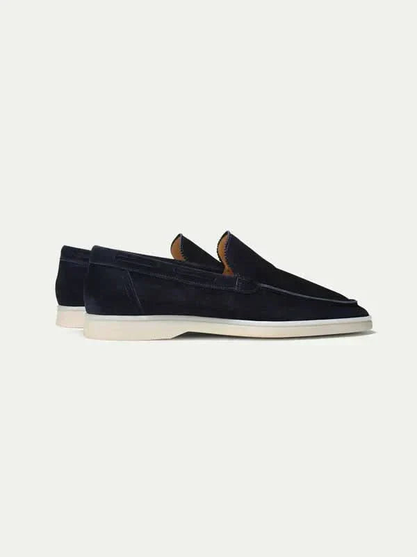 Klasyczne zamszowe loafersy w kolorze granatowym