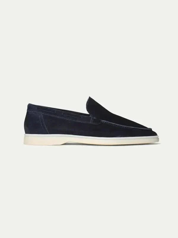 Klasyczne zamszowe loafersy w kolorze granatowym