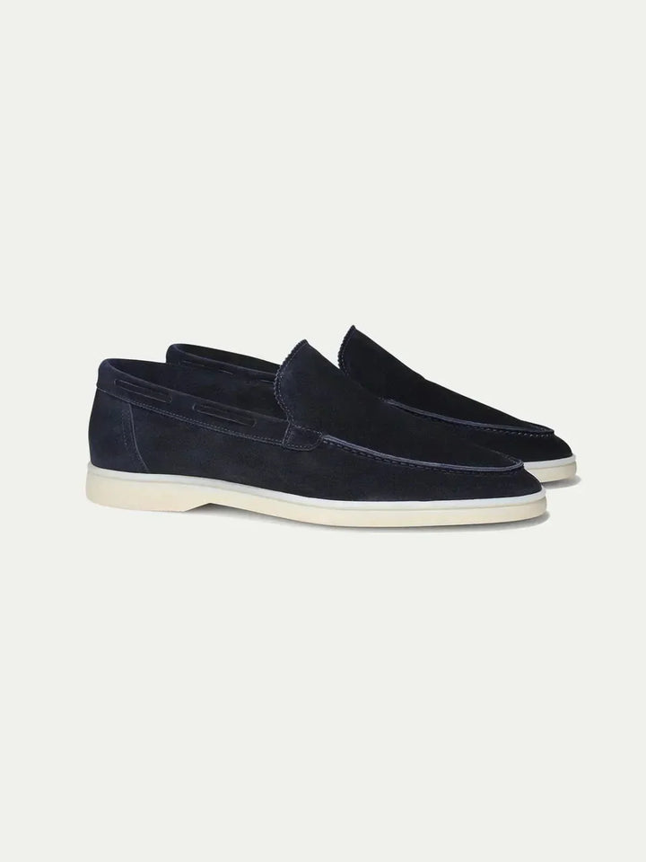 Klasyczne zamszowe loafersy w kolorze granatowym