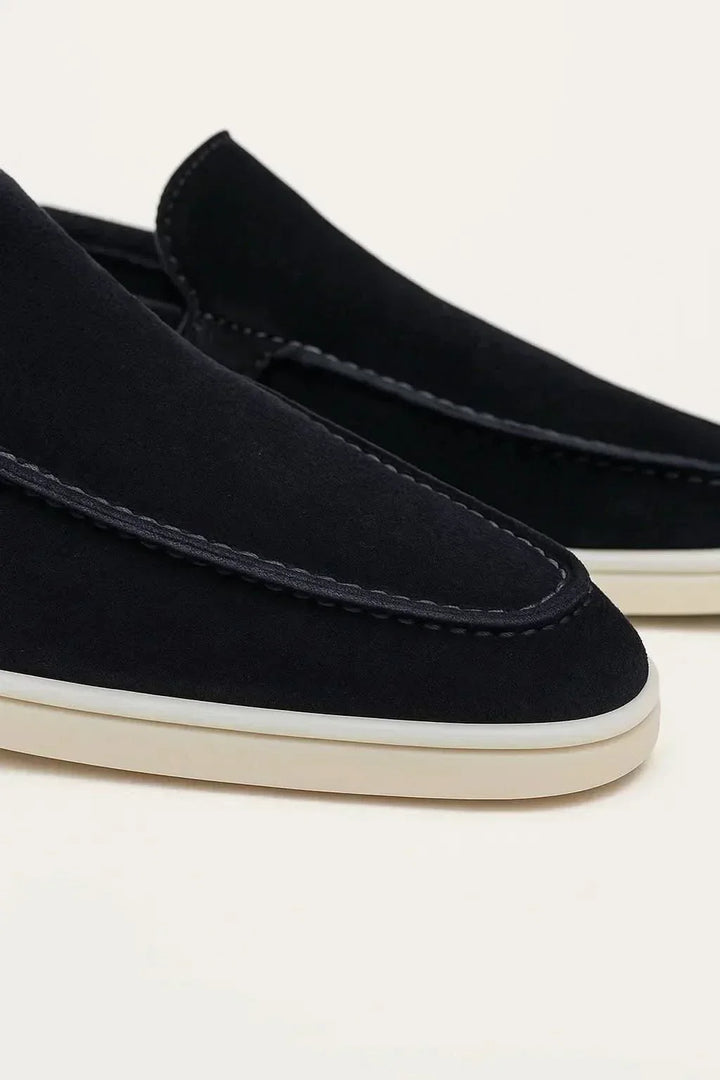 Klasyczne zamszowe loafersy w kolorze granatowym