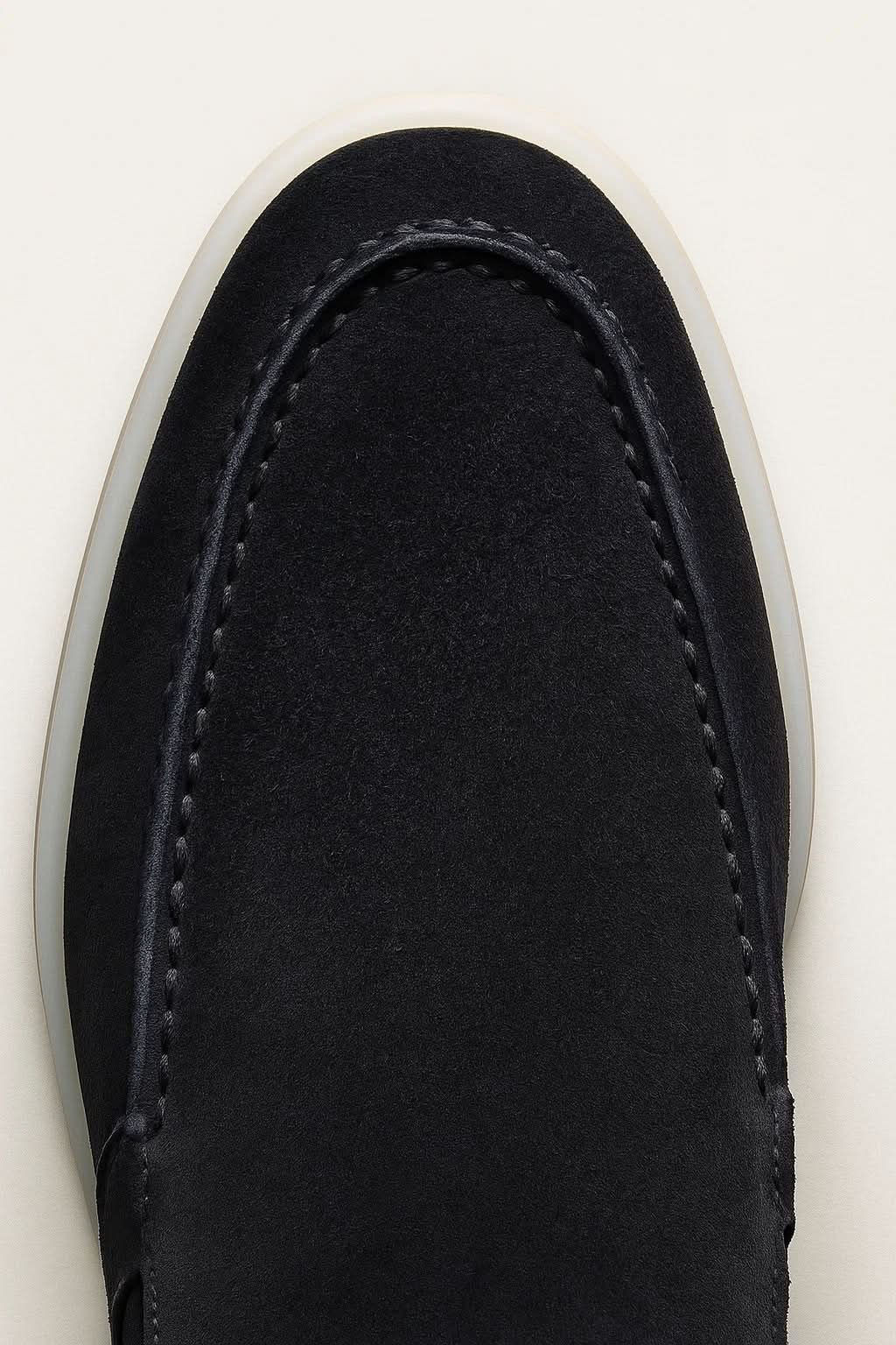 Klasyczne zamszowe loafersy w kolorze granatowym