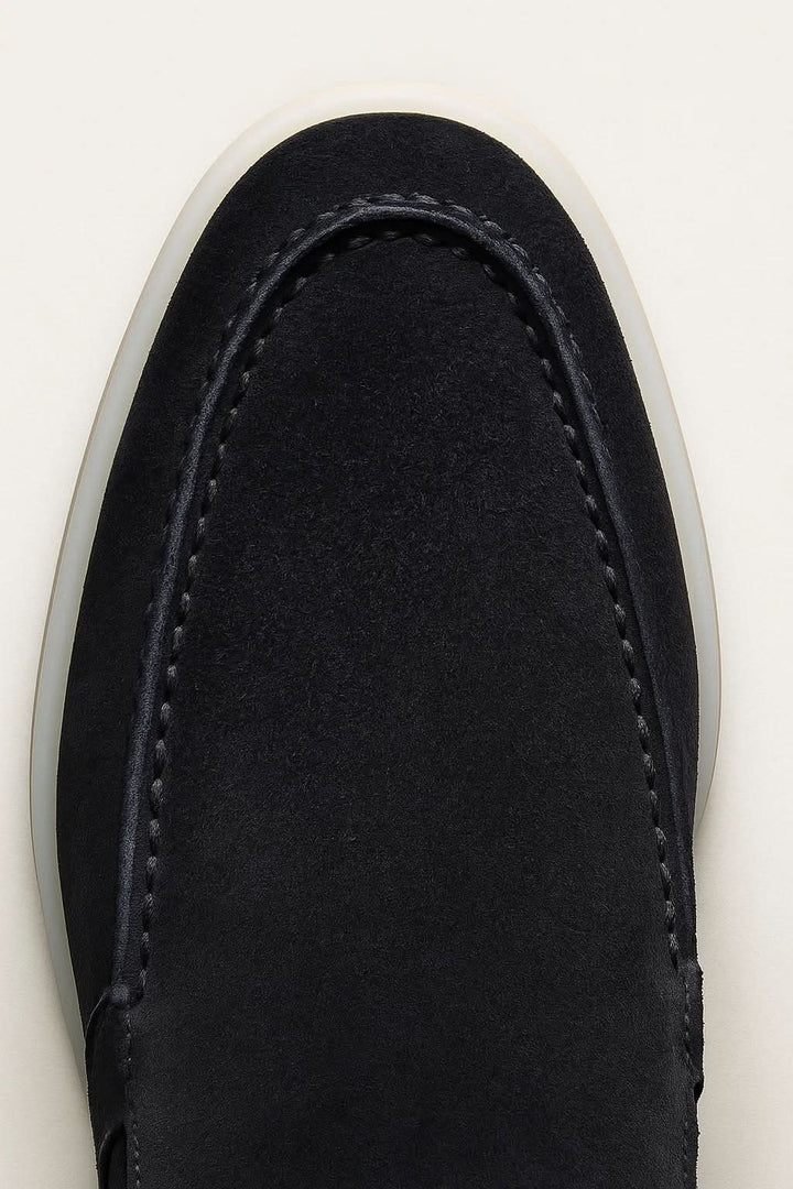 Klasyczne zamszowe loafersy w kolorze granatowym